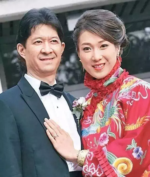 自曝被家暴?35歲鍾嘉欣返港出席活動左手明顯有傷疤:傷口發炎了