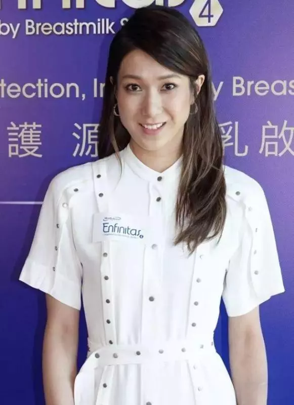 自曝被家暴?35歲鍾嘉欣返港出席活動左手明顯有傷疤:傷口發炎了