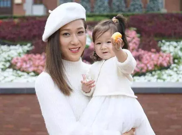 自曝被家暴?35歲鍾嘉欣返港出席活動左手明顯有傷疤:傷口發炎了