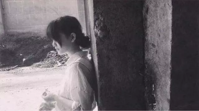 小妹結婚我欲給1萬,夜間聽到父母對話,我悄悄塞給小妹6萬