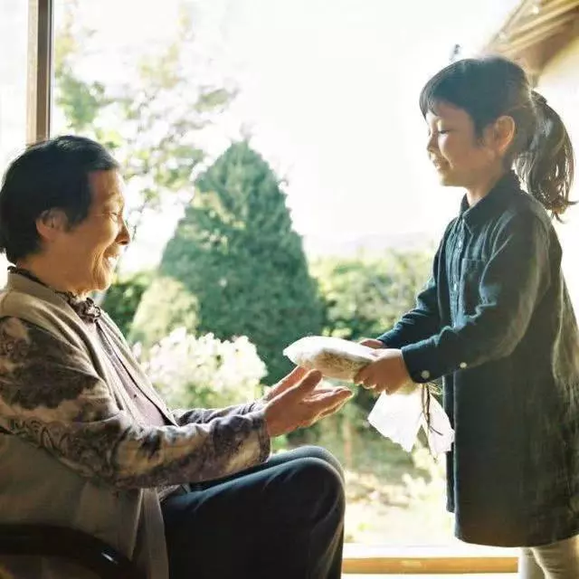跨越四代祖孫情!84歲曾祖母與曾孫女的「農村生活」,「平凡就是幸福」珍惜眼前人~