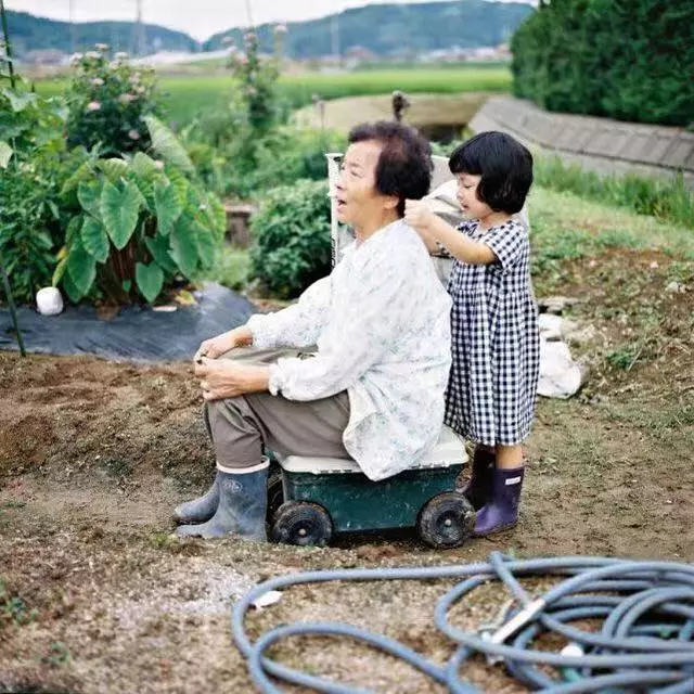 跨越四代祖孫情!84歲曾祖母與曾孫女的「農村生活」,「平凡就是幸福」珍惜眼前人~