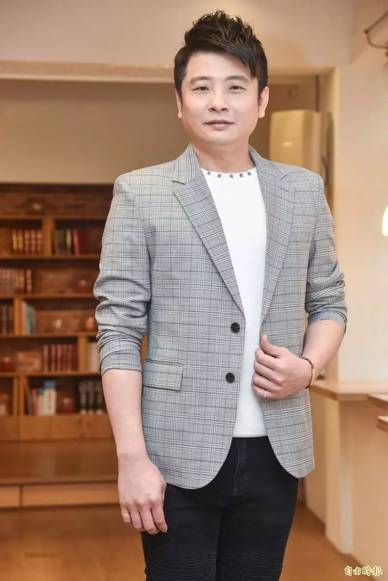 《大時代》蔡佳麟「入圍金鐘」愛妻送200萬名車,相戀24年行程必報備「薪水全給老婆」不怕假戲真做!
