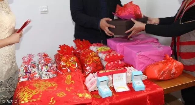 銀行卡里少十多萬,氣憤的責罵了妻子,聽完姐一番話我回家道歉