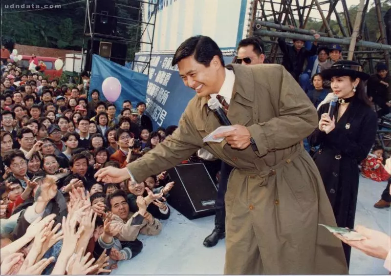 陳美鳳曬26年前舊照!驚見「巨星周潤發」現身工地秀,青澀模樣曝光本人認不出:這真的是我嗎?