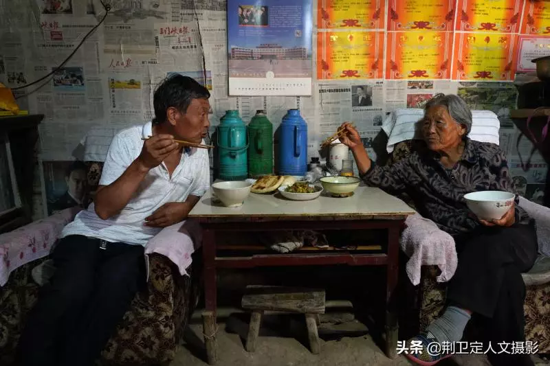 15歲結婚「育7兒女」丈夫走後80歲老奶奶獨居,子女皆有成就「30年堅持小酌」身體硬朗每天耕作