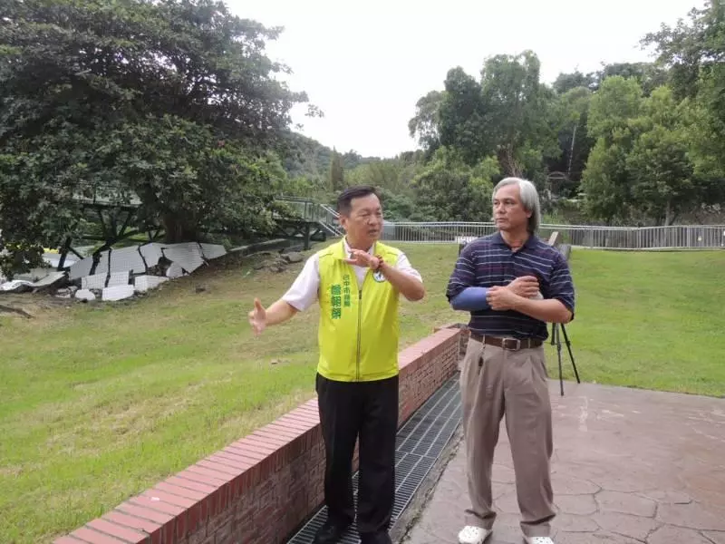 一夜痛失3摯愛!921倖存丈夫患憂鬱「靠唯一兒撐過來」父子相依為命「今60歲獨居」:還是會想太太 !