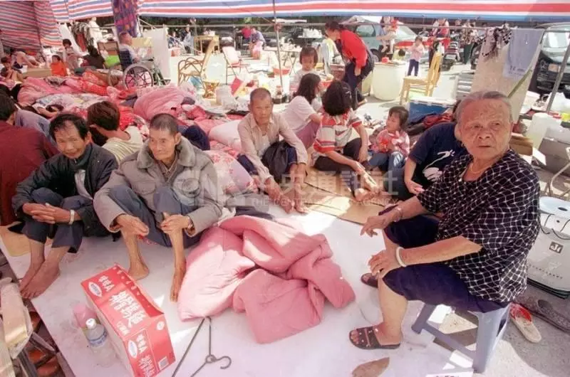 一夜痛失3摯愛!921倖存丈夫患憂鬱「靠唯一兒撐過來」父子相依為命「今60歲獨居」:還是會想太太 !