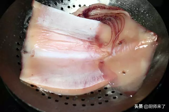 乾魷魚只用水是泡不軟的,廚師來了教你水發魷魚,海味乾貨變海鮮
