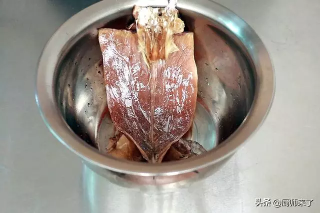 乾魷魚只用水是泡不軟的,廚師來了教你水發魷魚,海味乾貨變海鮮