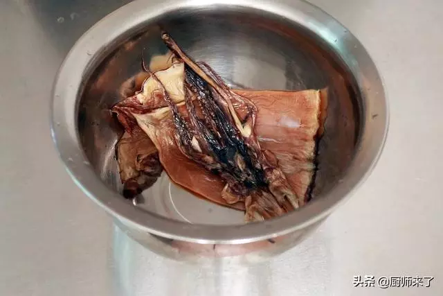乾魷魚只用水是泡不軟的,廚師來了教你水發魷魚,海味乾貨變海鮮