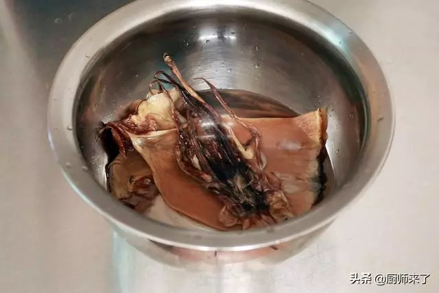 乾魷魚只用水是泡不軟的,廚師來了教你水發魷魚,海味乾貨變海鮮