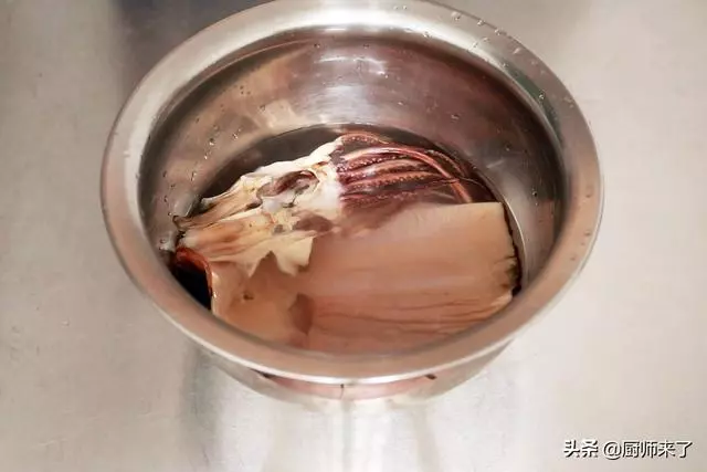 乾魷魚只用水是泡不軟的,廚師來了教你水發魷魚,海味乾貨變海鮮