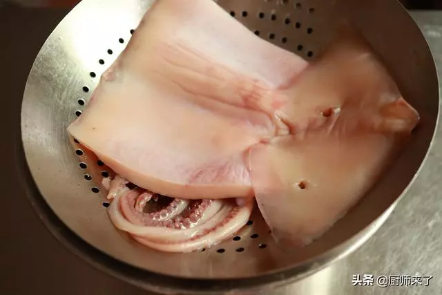 乾魷魚只用水是泡不軟的,廚師來了教你水發魷魚,海味乾貨變海鮮