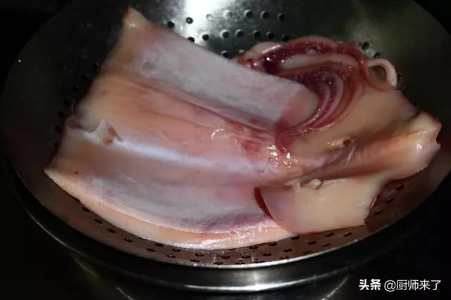 乾魷魚只用水是泡不軟的,廚師來了教你水發魷魚,海味乾貨變海鮮
