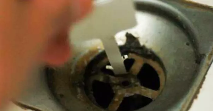 水管總是堵塞?教你用「紅色束帶自製通孔繩」,只需一拉就能輕鬆疏通水管!