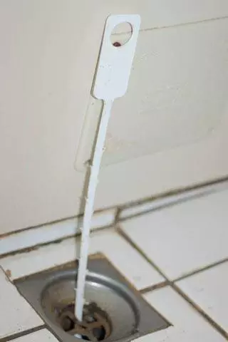 水管總是堵塞?教你用「紅色束帶自製通孔繩」,只需一拉就能輕鬆疏通水管!