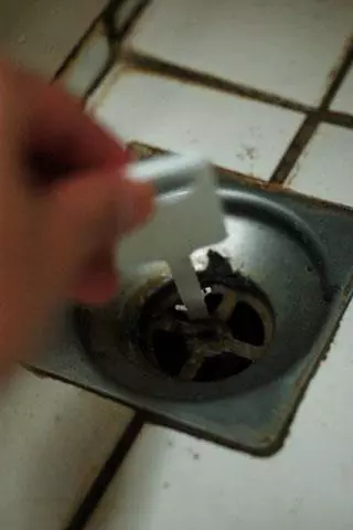 水管總是堵塞?教你用「紅色束帶自製通孔繩」,只需一拉就能輕鬆疏通水管!