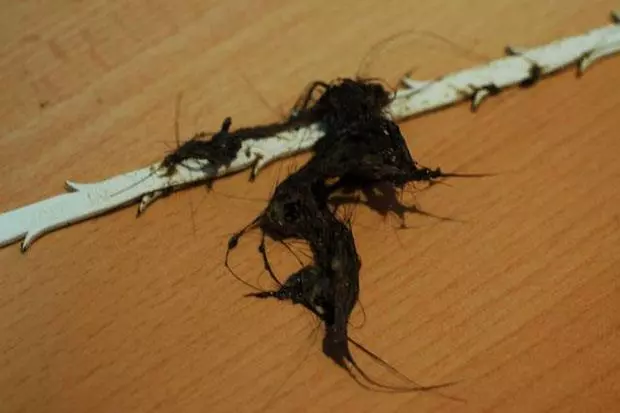 水管總是堵塞?教你用「紅色束帶自製通孔繩」,只需一拉就能輕鬆疏通水管!