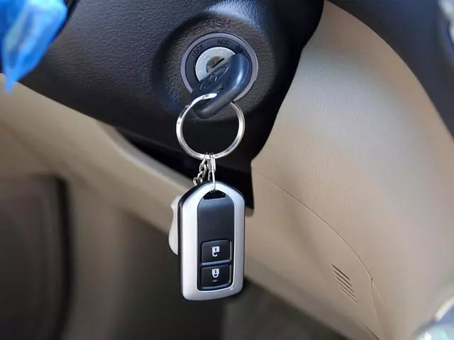 車鑰匙只能用來開車門?原來好多功能!