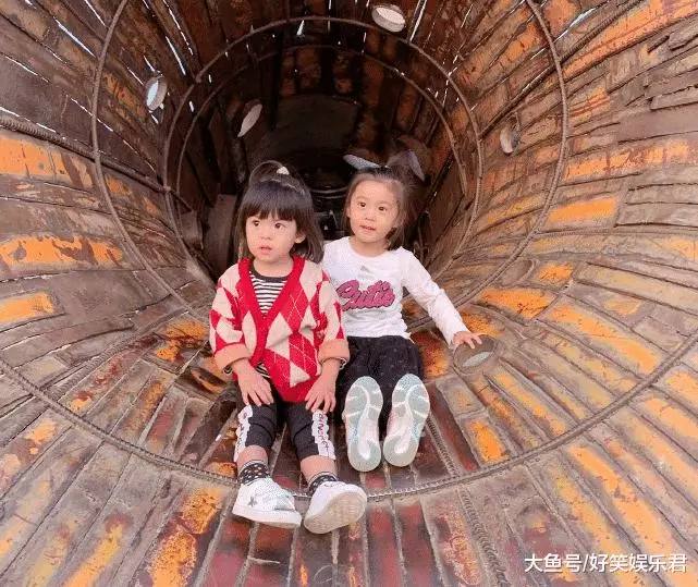 本以為賈靜雯女兒夠美了,但看到趙薇9歲女兒,顏值和氣質絕了,網友瞬間淪陷!