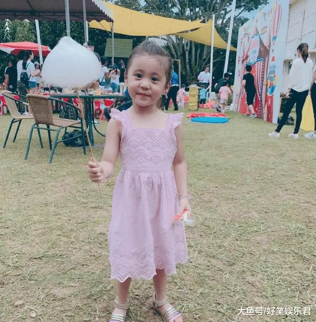 本以為賈靜雯女兒夠美了,但看到趙薇9歲女兒,顏值和氣質絕了,網友瞬間淪陷!