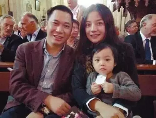 本以為賈靜雯女兒夠美了,但看到趙薇9歲女兒,顏值和氣質絕了,網友瞬間淪陷!