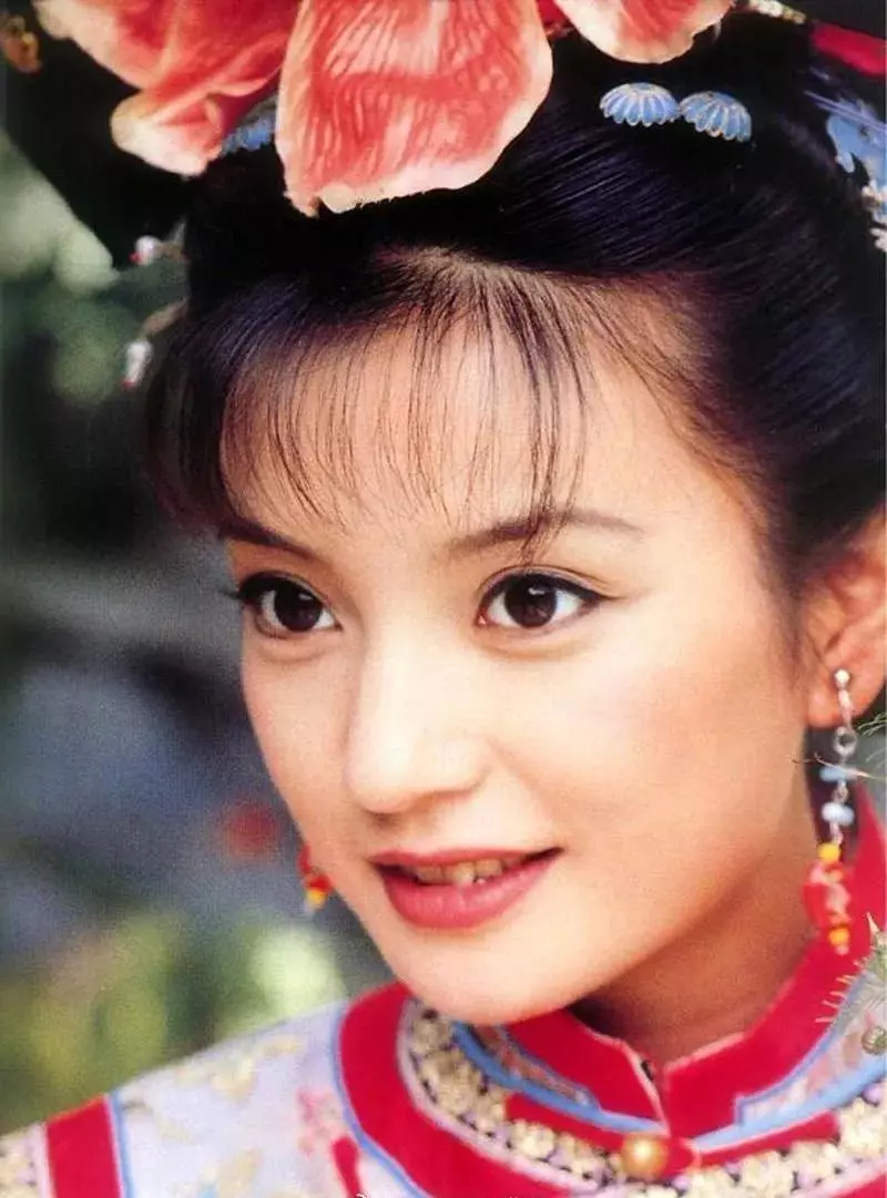 本以為賈靜雯女兒夠美了,但看到趙薇9歲女兒,顏值和氣質絕了,網友瞬間淪陷!