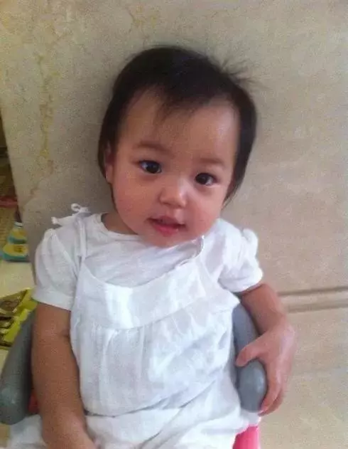 本以為賈靜雯女兒夠美了,但看到趙薇9歲女兒,顏值和氣質絕了,網友瞬間淪陷!