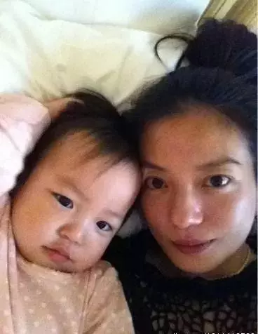 本以為賈靜雯女兒夠美了,但看到趙薇9歲女兒,顏值和氣質絕了,網友瞬間淪陷!