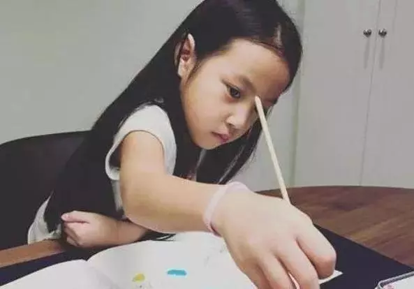 本以為賈靜雯女兒夠美了,但看到趙薇9歲女兒,顏值和氣質絕了,網友瞬間淪陷!