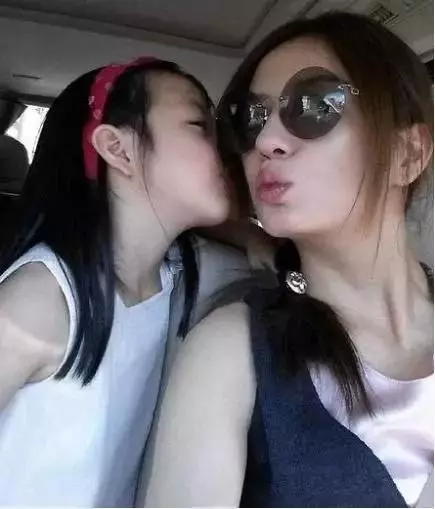 本以為賈靜雯女兒夠美了,但看到趙薇9歲女兒,顏值和氣質絕了,網友瞬間淪陷!