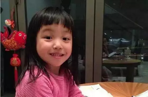 本以為賈靜雯女兒夠美了,但看到趙薇9歲女兒,顏值和氣質絕了,網友瞬間淪陷!
