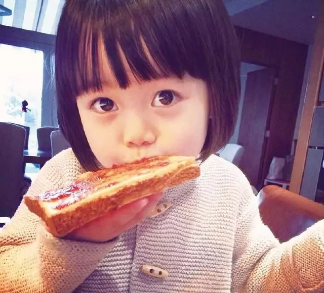 本以為賈靜雯女兒夠美了,但看到趙薇9歲女兒,顏值和氣質絕了,網友瞬間淪陷!