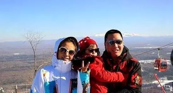 本以為賈靜雯女兒夠美了,但看到趙薇9歲女兒,顏值和氣質絕了,網友瞬間淪陷!
