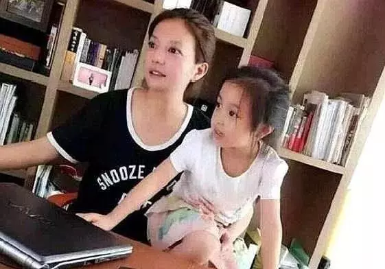 本以為賈靜雯女兒夠美了,但看到趙薇9歲女兒,顏值和氣質絕了,網友瞬間淪陷!