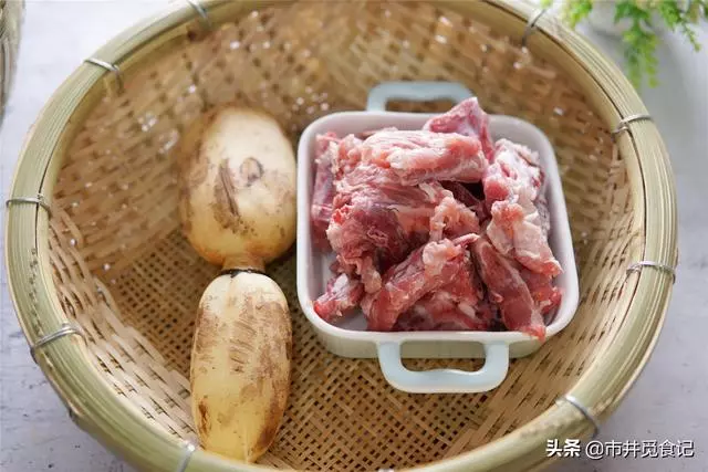 本以為賈靜雯女兒夠美了,但看到趙薇9歲女兒,顏值和氣質絕了,網友瞬間淪陷!