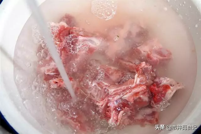 本以為賈靜雯女兒夠美了,但看到趙薇9歲女兒,顏值和氣質絕了,網友瞬間淪陷!
