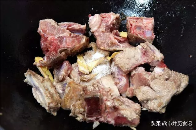本以為賈靜雯女兒夠美了,但看到趙薇9歲女兒,顏值和氣質絕了,網友瞬間淪陷!