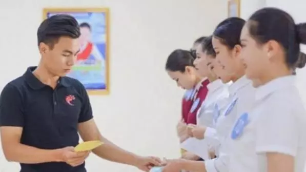 女面試官:我褲子拉鍊開了你怎麼提醒我?一個面試者的「絕妙回答」當場被錄取 !