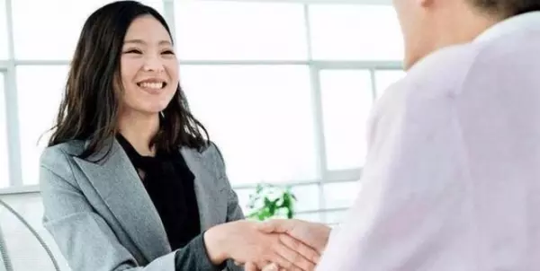 女面試官:我褲子拉鍊開了你怎麼提醒我?一個面試者的「絕妙回答」當場被錄取 !