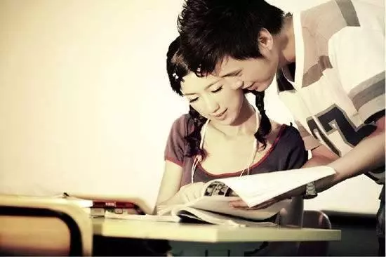 女孩患愛滋病,為報複男友,與多名男生發生關系,三個月後,醫院的一個電話痛哭流涕!