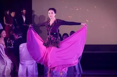 曝63歲謝玲玲近照,曾因王祖賢婚姻破裂,92歲前婆婆特意為她慶生