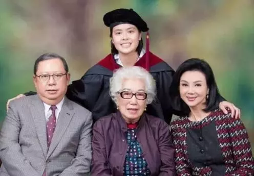 曝63歲謝玲玲近照,曾因王祖賢婚姻破裂,92歲前婆婆特意為她慶生