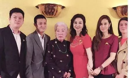 曝63歲謝玲玲近照,曾因王祖賢婚姻破裂,92歲前婆婆特意為她慶生