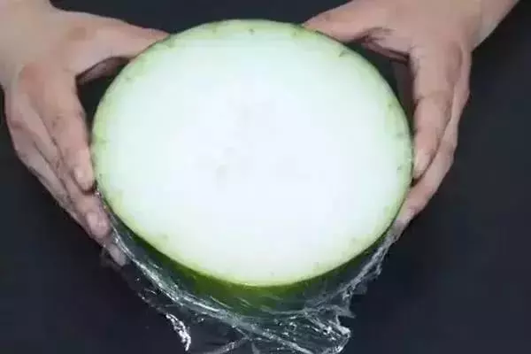 把白酒塗在冬瓜上,作用真厲害,解決了很多家庭主婦的煩惱