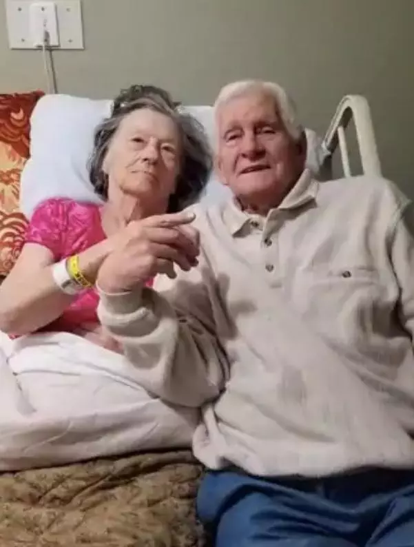愛情真正的模樣!84歲爺爺告訴老婆「出院我就買戒指給妳」,實現承諾「單膝下跪求婚」甜翻全網~~