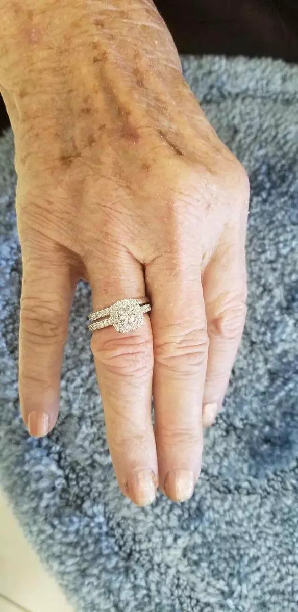 愛情真正的模樣!84歲爺爺告訴老婆「出院我就買戒指給妳」,實現承諾「單膝下跪求婚」甜翻全網~~