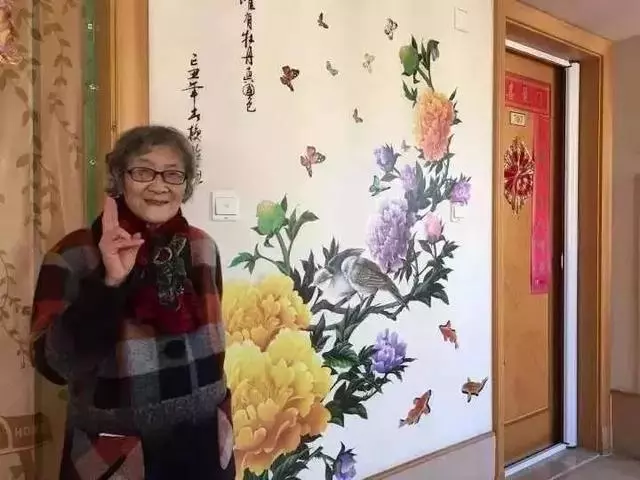 丈夫兒子相繼離去!89歲白髮嬤「賣房環遊世界」,「自願住老人公寓」與老友遊戲人間:我的心永遠18歲~~