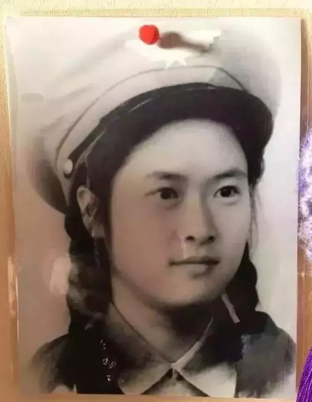 丈夫兒子相繼離去!89歲白髮嬤「賣房環遊世界」,「自願住老人公寓」與老友遊戲人間:我的心永遠18歲~~